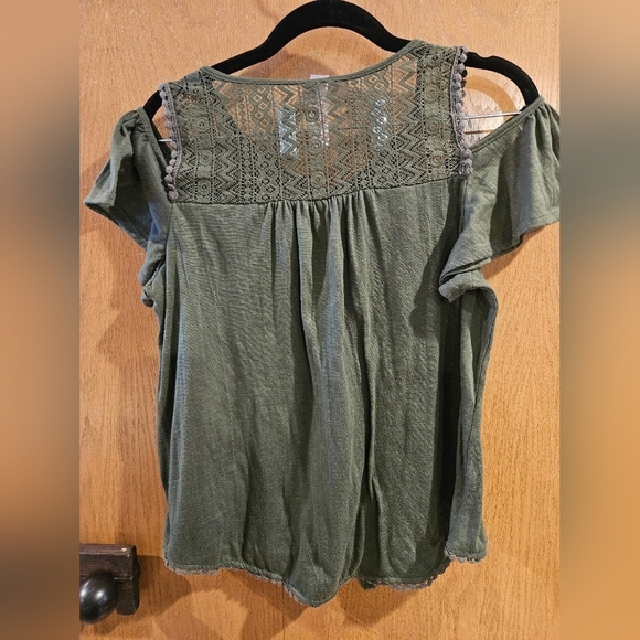 3/15$ Bundle Deal No Boundaries Green Open Shoulder Small Shirt - Picture 3 of 6